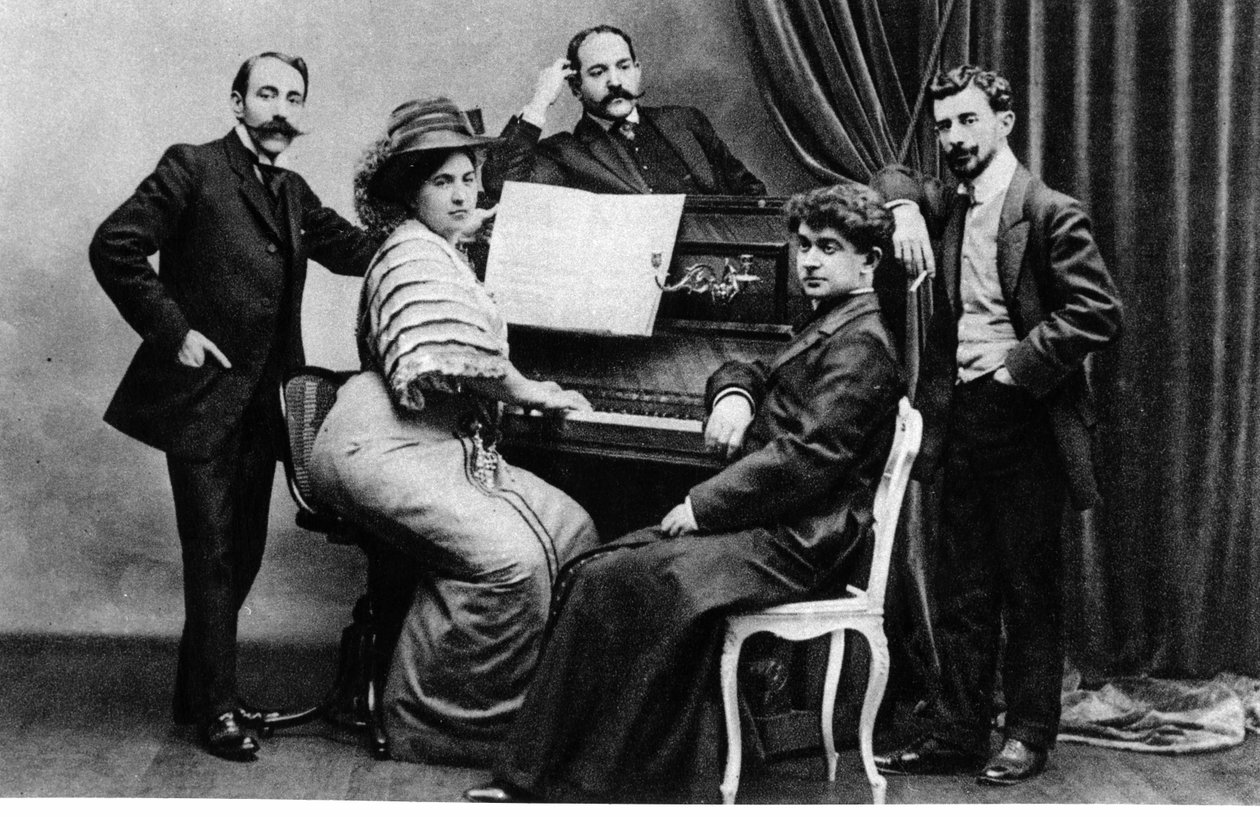 Apaçiler üyelerinin grup fotoğrafı - (Soldan Sağa) Ricardo Vines, Madam ve Mösyö Robert Mortier, Abbe Leonce Petit ve Maurice Ravel, c.1900 by French Photographer