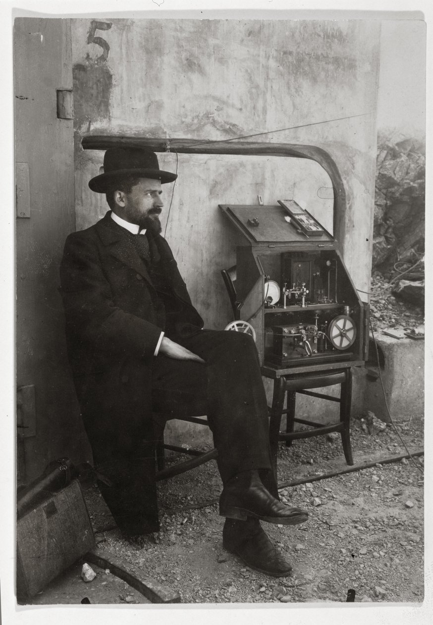Gustave Ferrie, ilk TSF makinesinin yanında, c.1900 by French Photographer