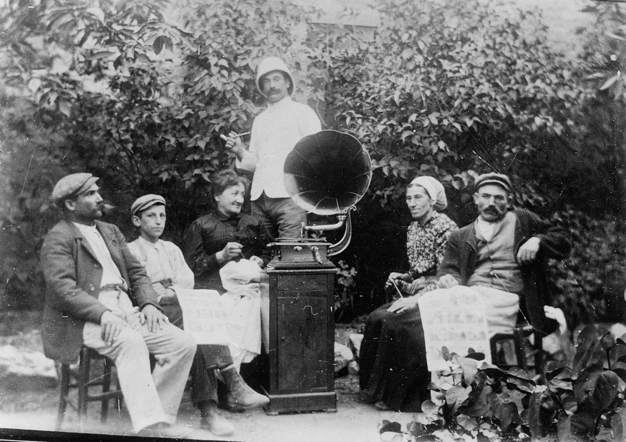 Beziers yakınlarında gramofon dinlemek, c. 1910 by French Photographer