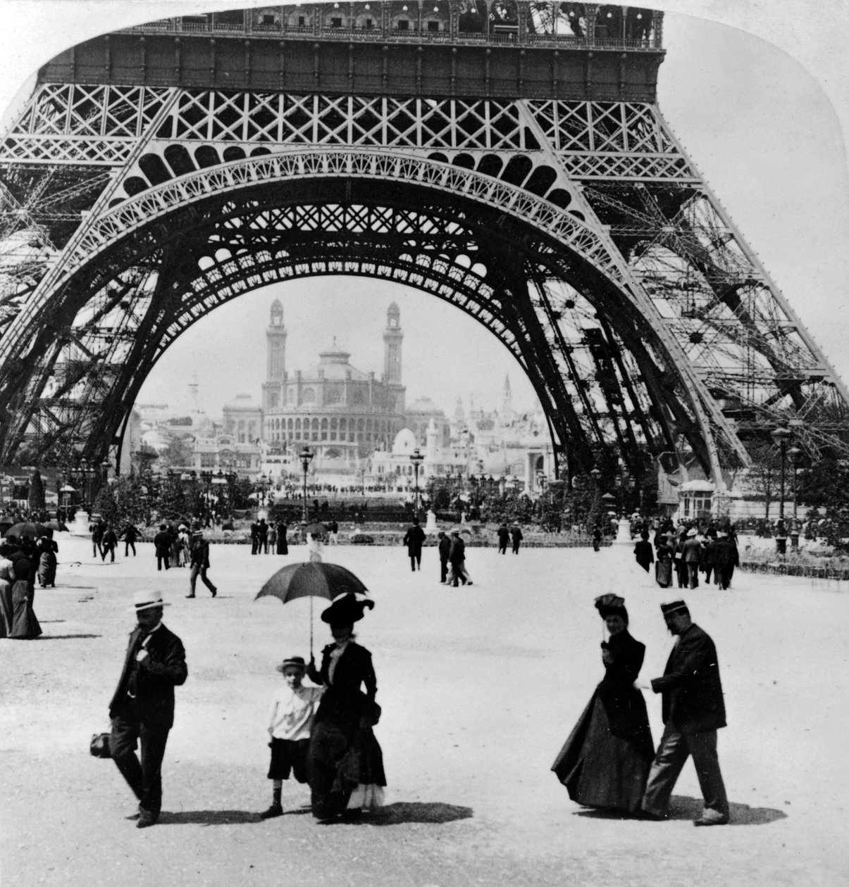 Eyfel kulesinin tabanından Trocadero ve Colonial istasyonuna bakmak, Paris Sergisi, 1900 by French Photographer