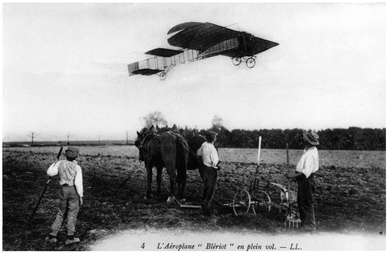 Louis Bleriot (1872-1936) uçağıyla uçarken, yaklaşık 1909 by French Photographer