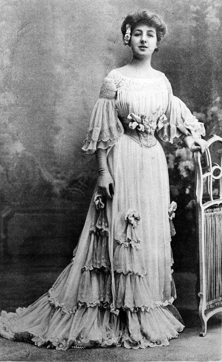 1903 Jacques Doucet tarafından bir kıyafet içinde Matmazel Régnier by French Photographer