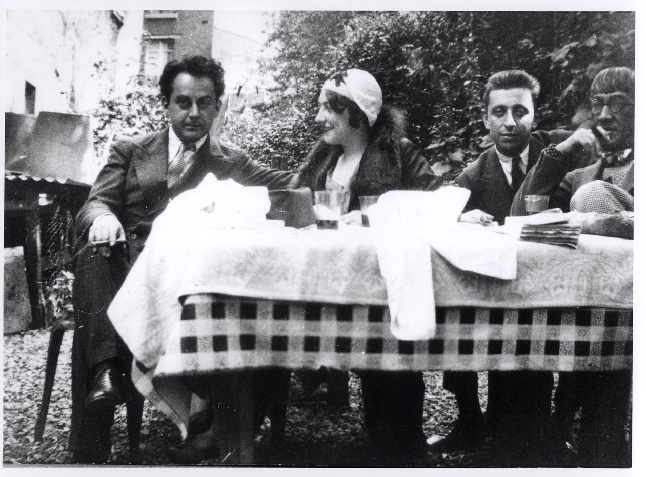 Man Ray (1890-1976) Madeline Ansbach, Robert Desnos (1900-45) ve Leonard Foujita (1886-1968) c.1930 by French Photographer