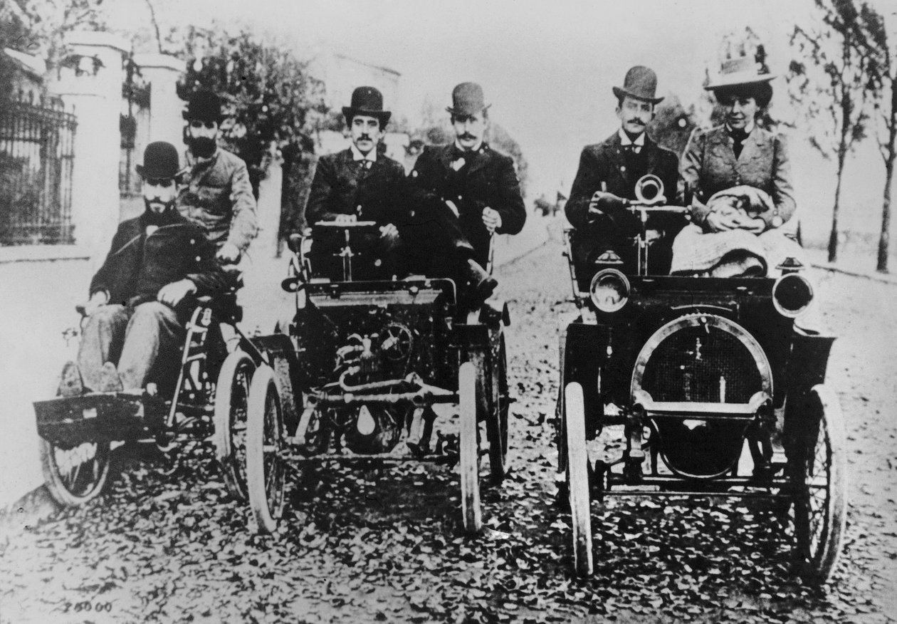 Marcel (d.1903) ve Louis (1877-1944) Renault sürüşü, 1898 by French Photographer