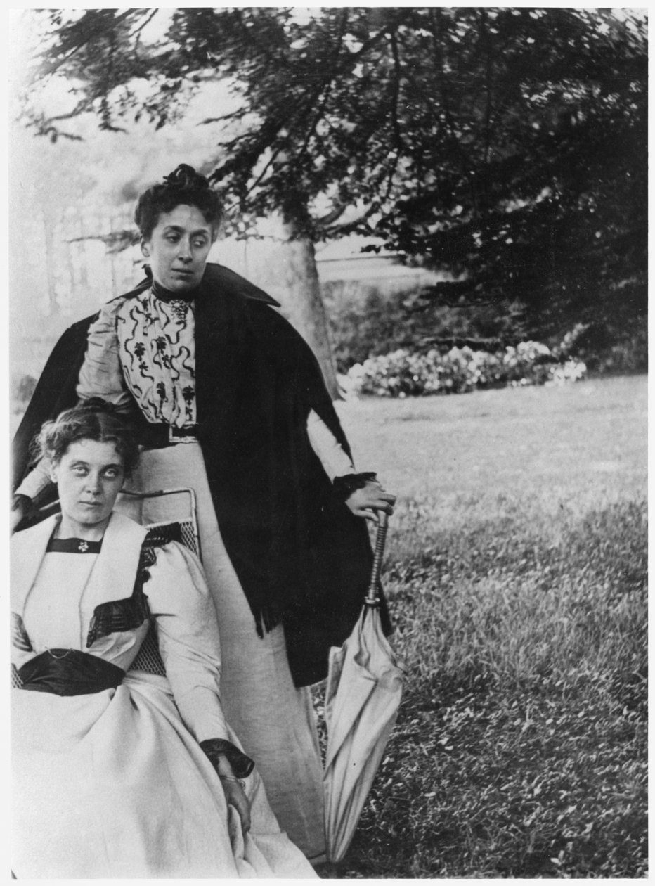 Mathilde Roberty ve Madeleine Gide, Cuverville bahçesi, c.1896 by French Photographer