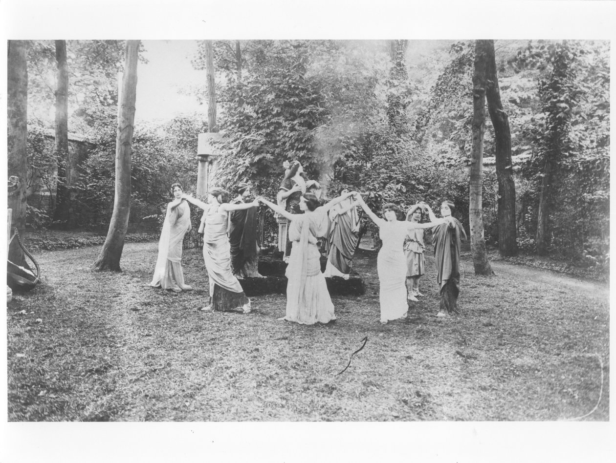 Nathalie Clifford Barney (1876-1972) togas giymiş dansçılarla by French Photographer