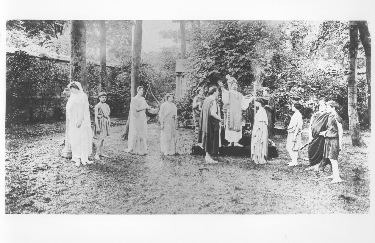 Nathalie Clifford Barney (1876-1972) togas giymiş dansçılarla by French Photographer