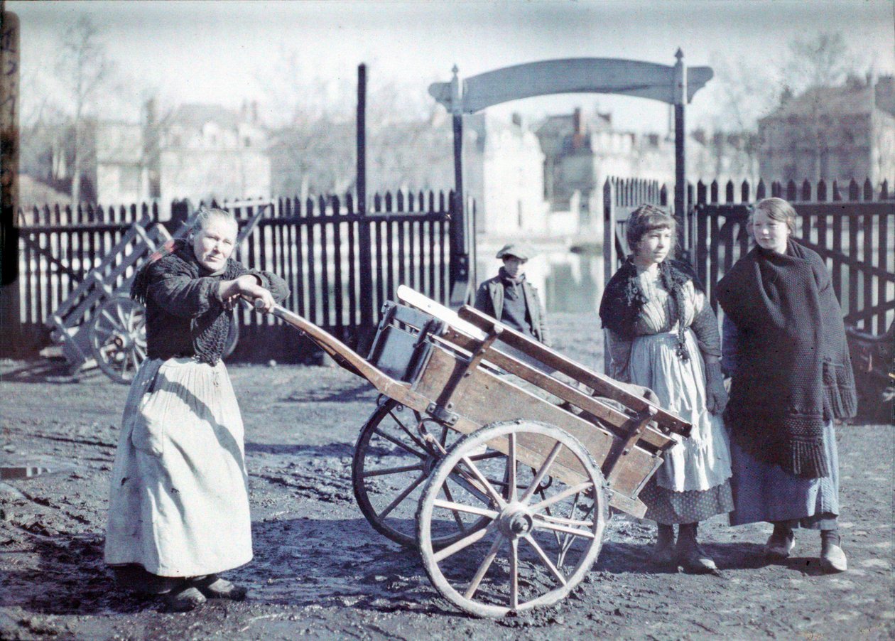 Çamurlu bir yolda arabası olan yaşlı bir kadın, iki kız ve bir oğlan, Fransa, c.1914-18 (otokrom) by French Photographer