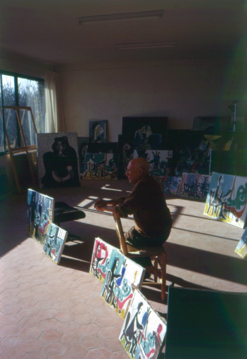 Pablo Picasso (1881-1973) stüdyosunda Le peintre et son modele serisiyle çevrili by French Photographer