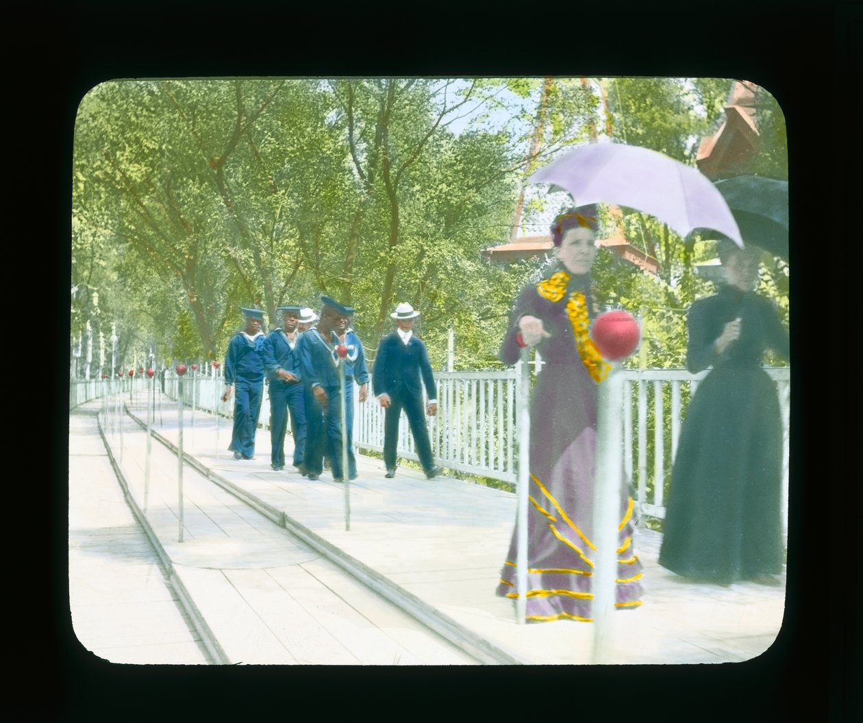 Paris Sergisi: Hareketli kaldırım, Paris, Fransa, 1900 (fener kaydırağı) by French Photographer