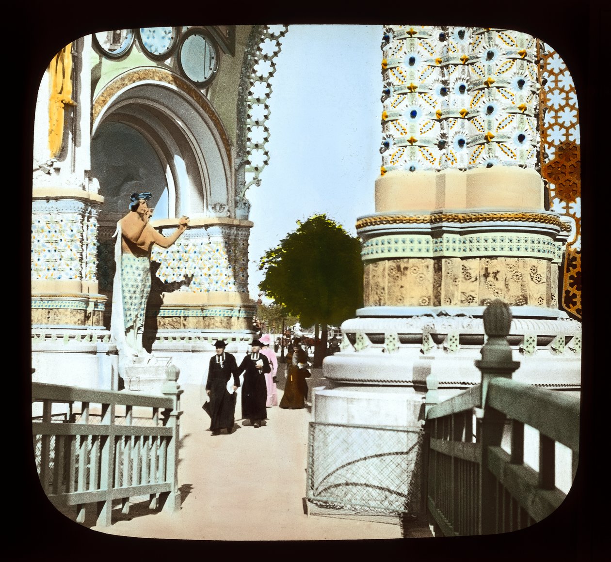 Paris Fuarı: Place de la Concorde, giriş kapısı, 1900 (fener kaydırağı) by French Photographer