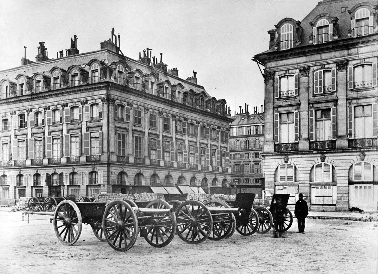 Barikatlı ve toplu Paris Caddesi, 1870 by French Photographer