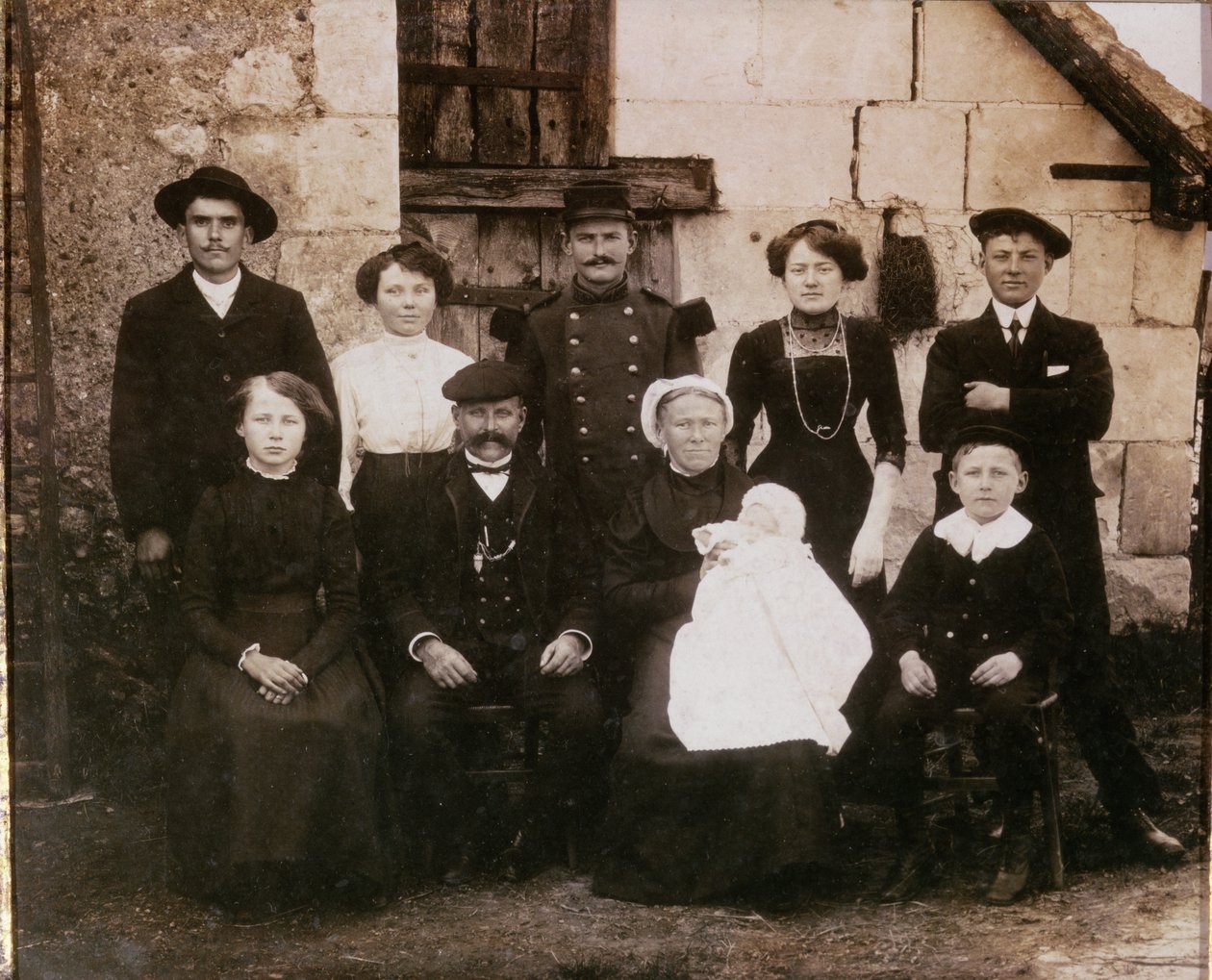 Vaftiz töreninde Sarthe bölgesinin köylü ailesi, 19. yüzyılın sonlarında by French Photographer