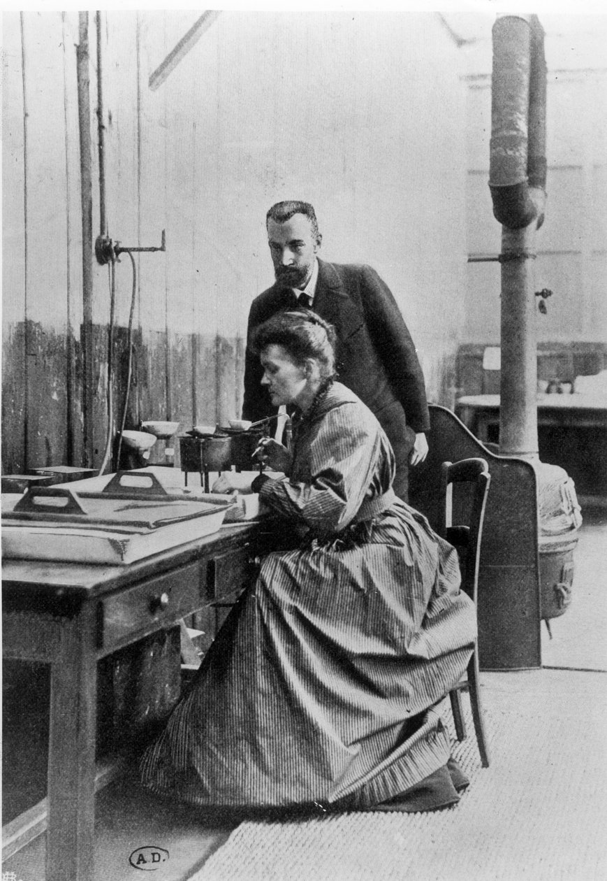 Pierre (1859-1906) ve Marie Curie (1867-1934) laboratuvarlarında, c.1903 by French Photographer