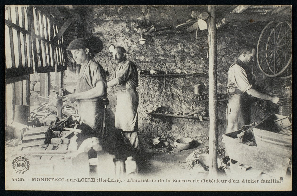 Monistrol sur Loire, Le Puy-en-Velay, 1900 dolaylarında bir çilingir atölyesini gösteren kartpostal by French Photographer