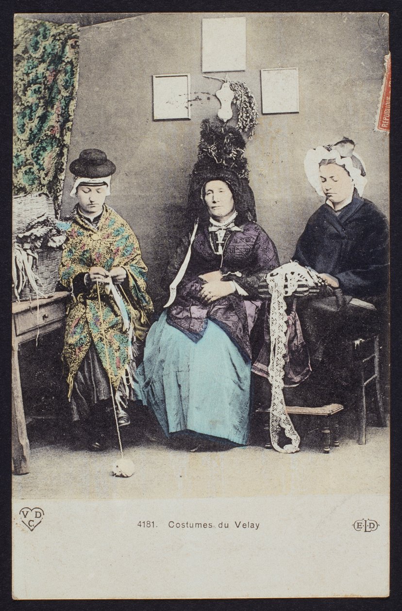 Velay kostümlerini gösteren kartpostal, c.1900 (renkli bw fotoğraf) by French Photographer
