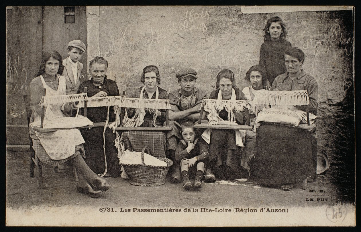 Auzon bölgesindeki yumuşak mobilya üreticilerini gösteren kartpostal, 1900 dolayları by French Photographer