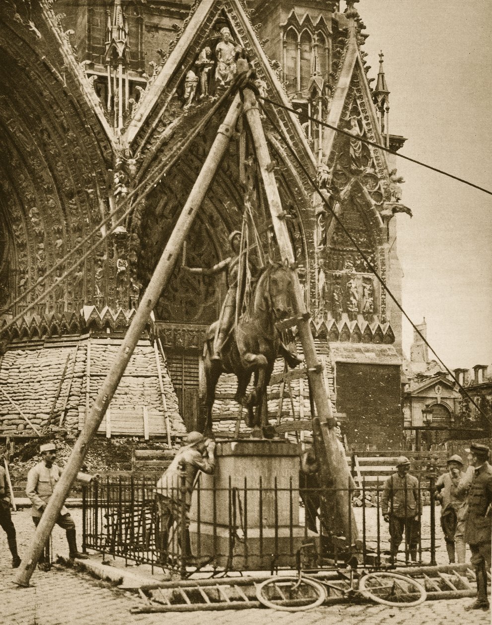 Reims Katedrali, bronz heykelin korunması, 1914-19 by French Photographer