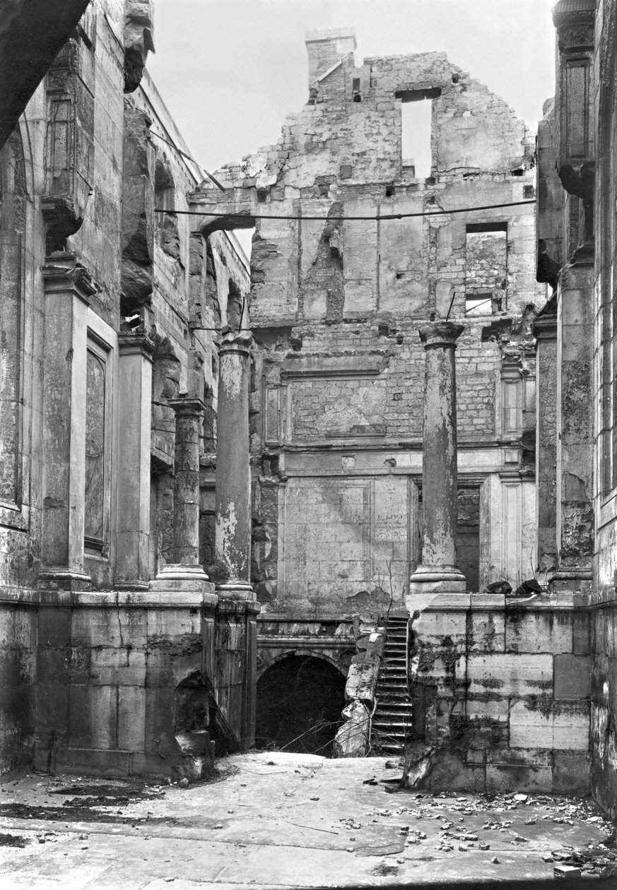 Paris Komünü sırasında Cour des Comptes kalıntıları, 1871 by French Photographer