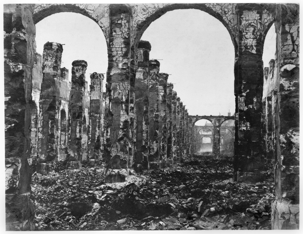 Paris Komünü sırasında Cour des Comptes kalıntıları, 1871 by French Photographer
