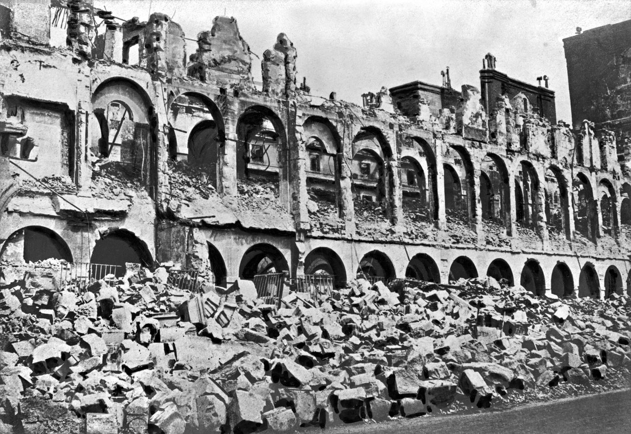 Paris Komünü sırasında Maliye Bakanlığı kalıntıları, 1871 by French Photographer
