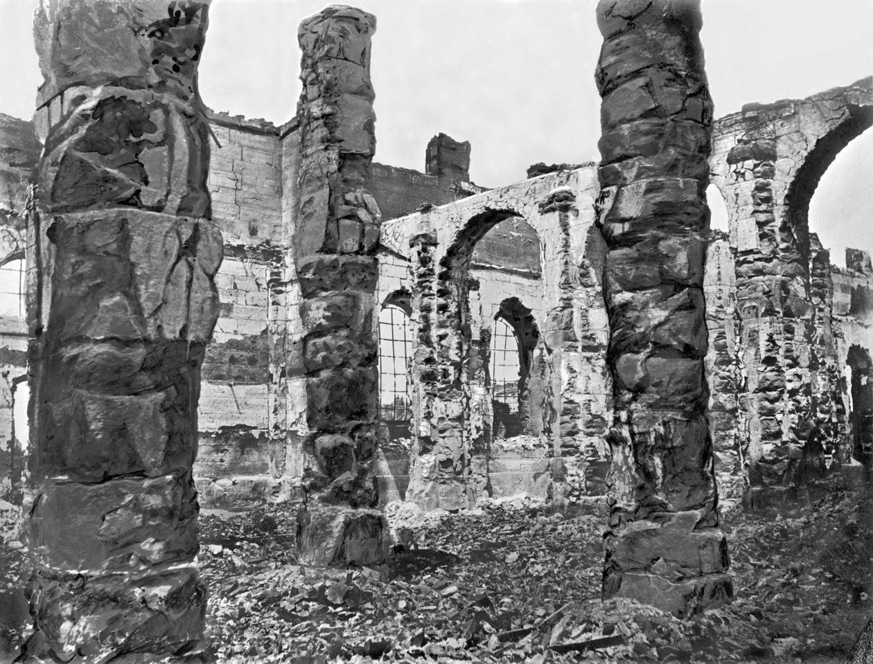 1871 Paris Komünü sırasında Depo Harabeleri by French Photographer
