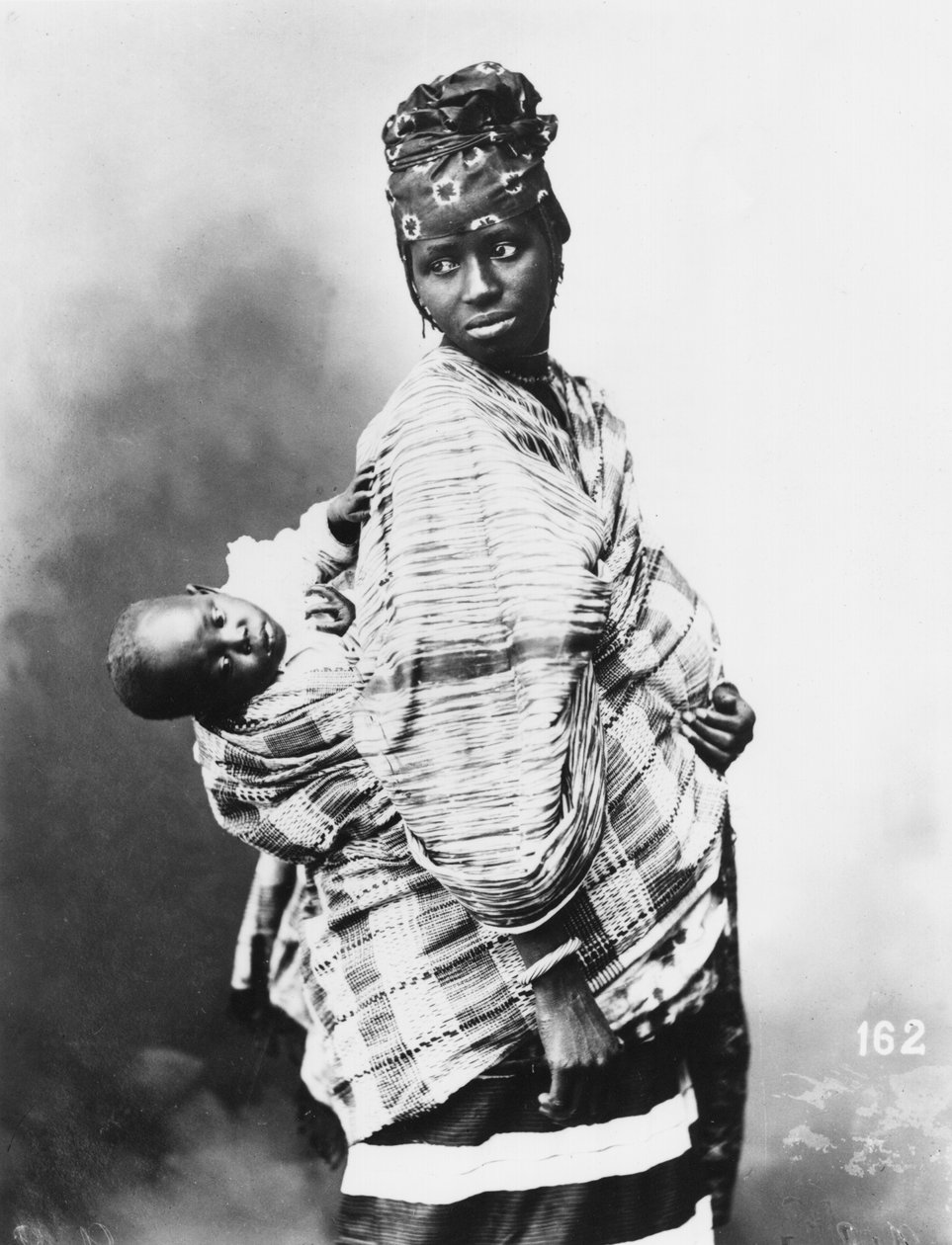 Senegalli Anne ve Çocuk, c.1900 by French Photographer