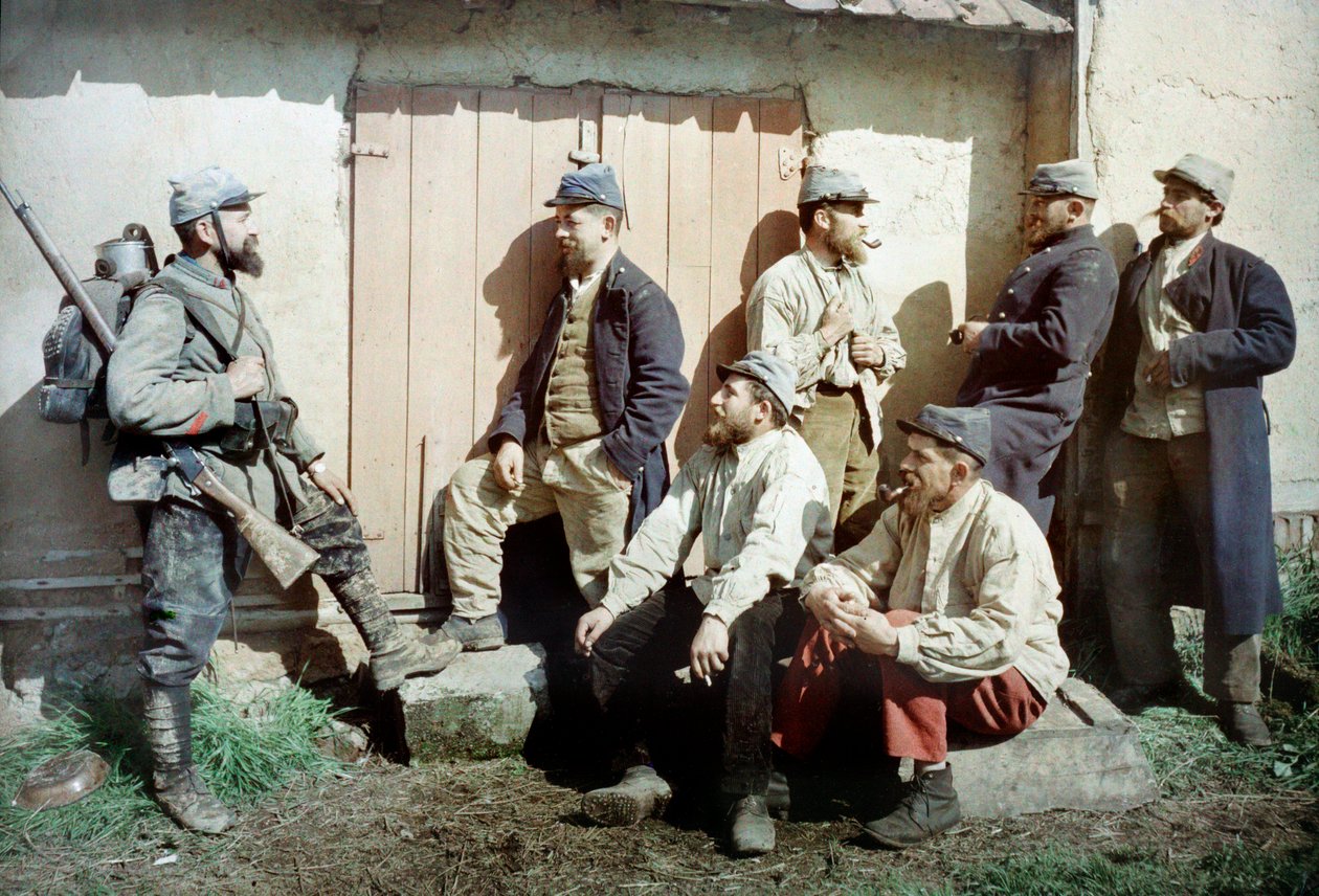 Bir binanın önünde yedi Fransız askeri, biri silahını ve teçhizatını taşıyor, Fransa, c.1914-18 (otokrom) by French Photographer