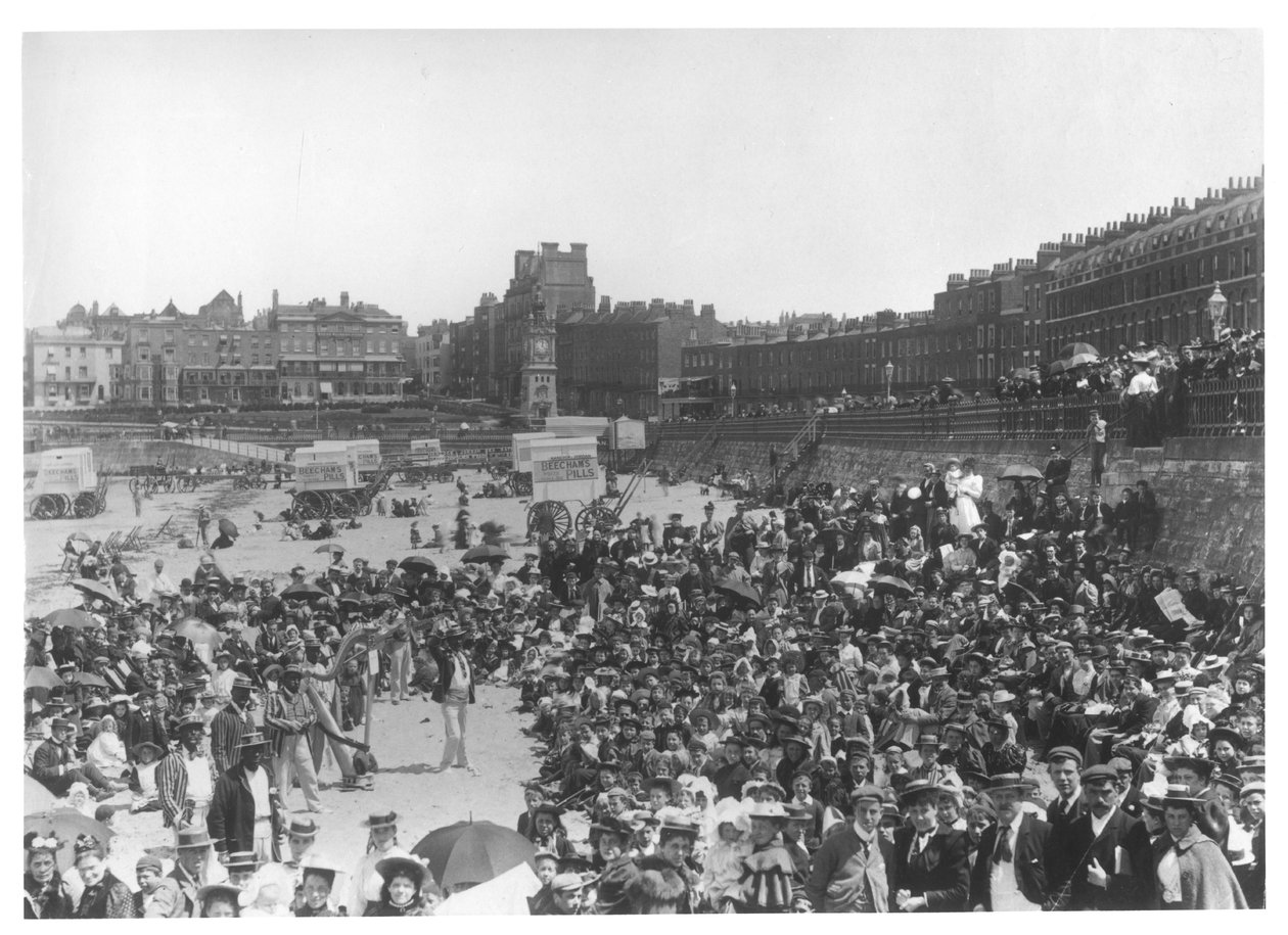 Margate sahilinde şarkıcılar, c.1900 by French Photographer