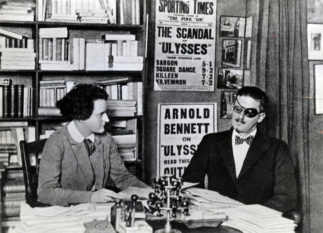 Sylvia Sahili ve James Joyce, c.1922 by French Photographer