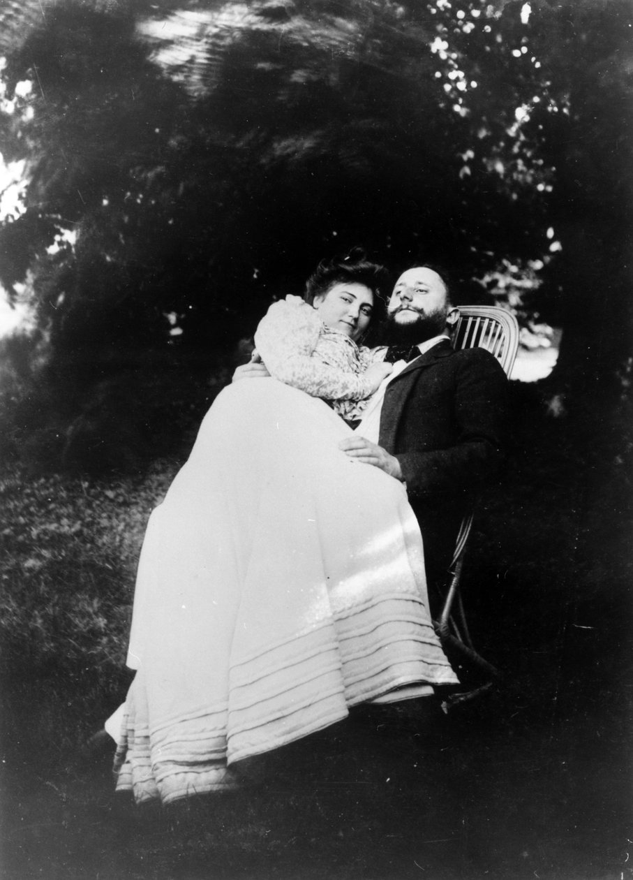 Thadée Natanson ve karısı Misia Godebska, kır evlerinin bahçesinde, Le Relais, c.1899 by French Photographer