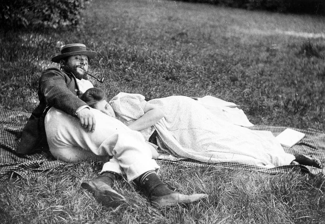 Thadée Natanson ve karısı Misia Godebska, kır evlerinin bahçesinde, Le Relais, c.1899 by French Photographer