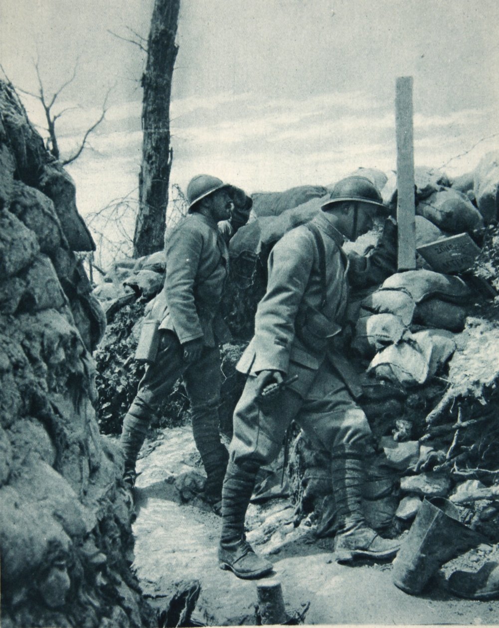 Fransız Cephesi: atıştan önce periskoptan düşmanın siperini izlemek, The Illustrated War News, Ocak 1917 by French Photographer