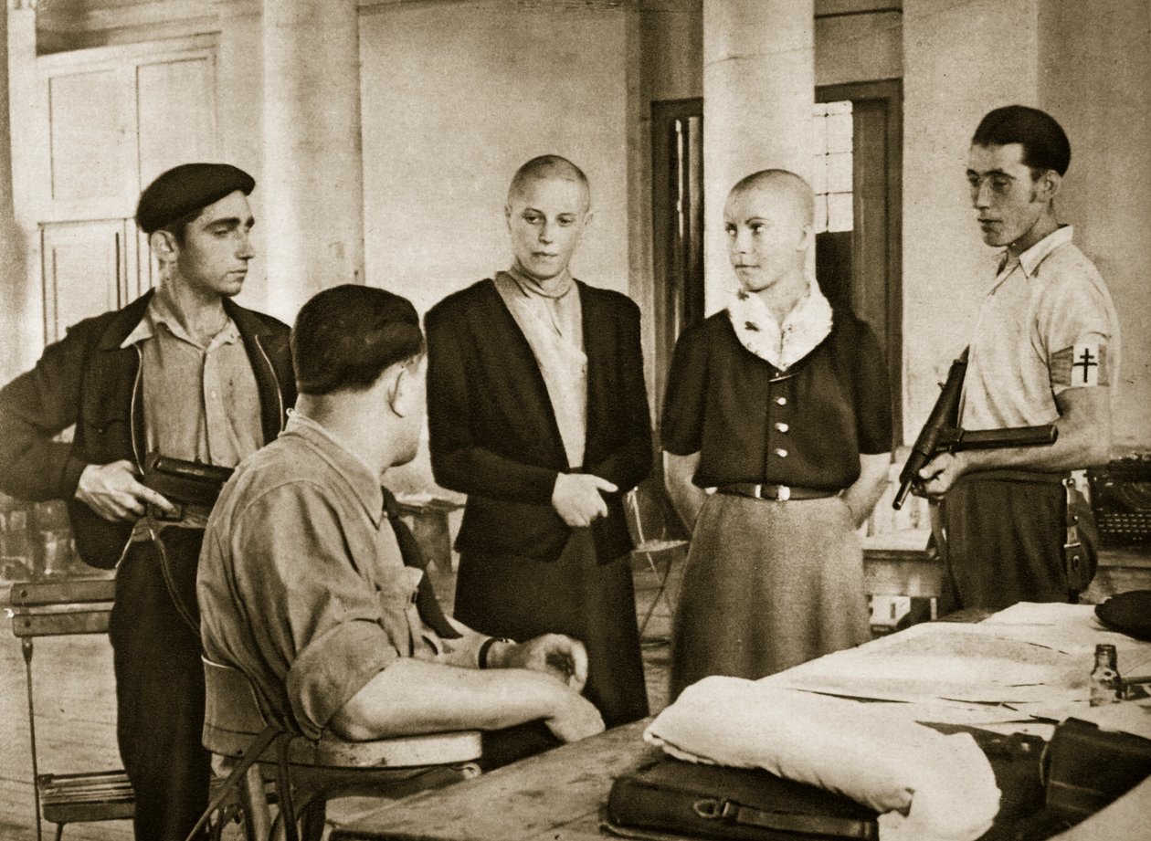 Küçük bir Fransız kasabasının belediye başkanı, düşmanla yatmakla suçlanan iki kadını sorguluyor, 1944 by French Photographer