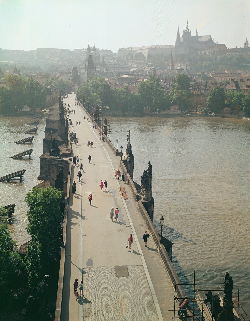 Vltava Nehri üzerindeki Charles Köprüsü