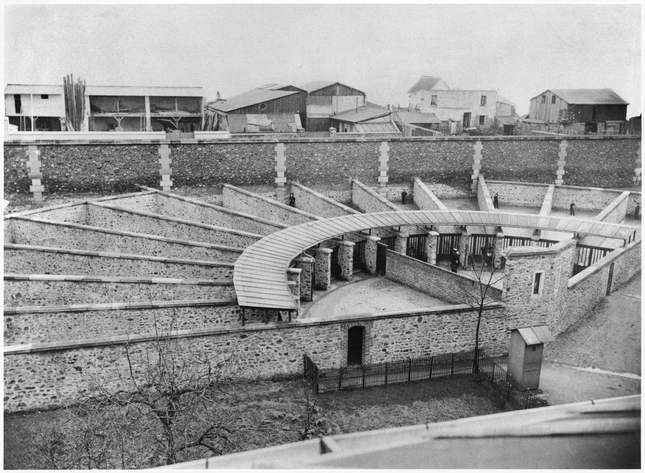 Mazas hapishanesinde yürüyüşler, Paris, c.1900 by French Photographer