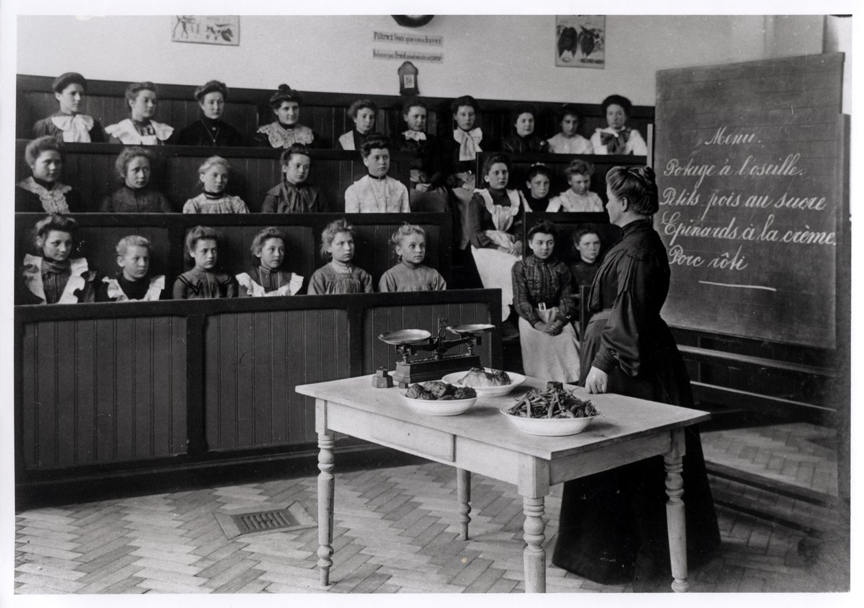 Aşçılık dersinde genç kızlar by French Photographer