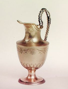 Resmi yapraklar ve hanımeli ile süslenmiş krem sürahi, Paris, c.1800 (gümüş yaldızlı) by French School