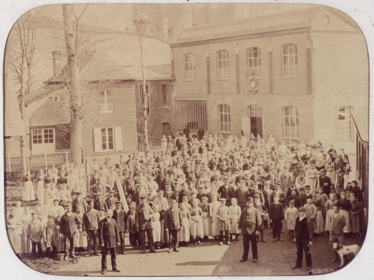 Fabrika İşçileri (sepya fotoğraf) by French School