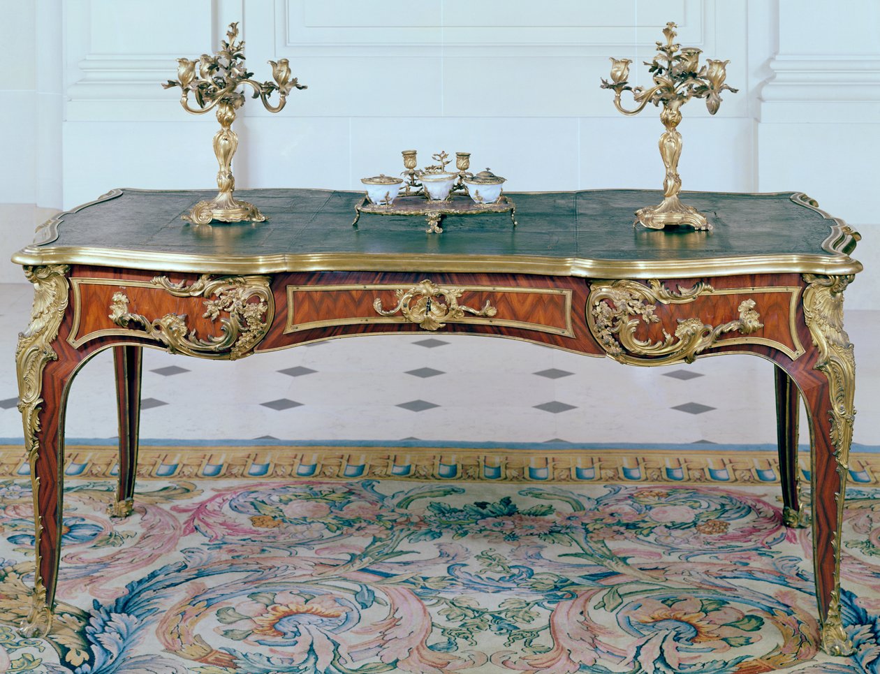 Louis XV büro-plat, ormolu şamdan ve hokka, 18. yüzyılın sonları (kingwood ile kaplanmış meşe) by French School