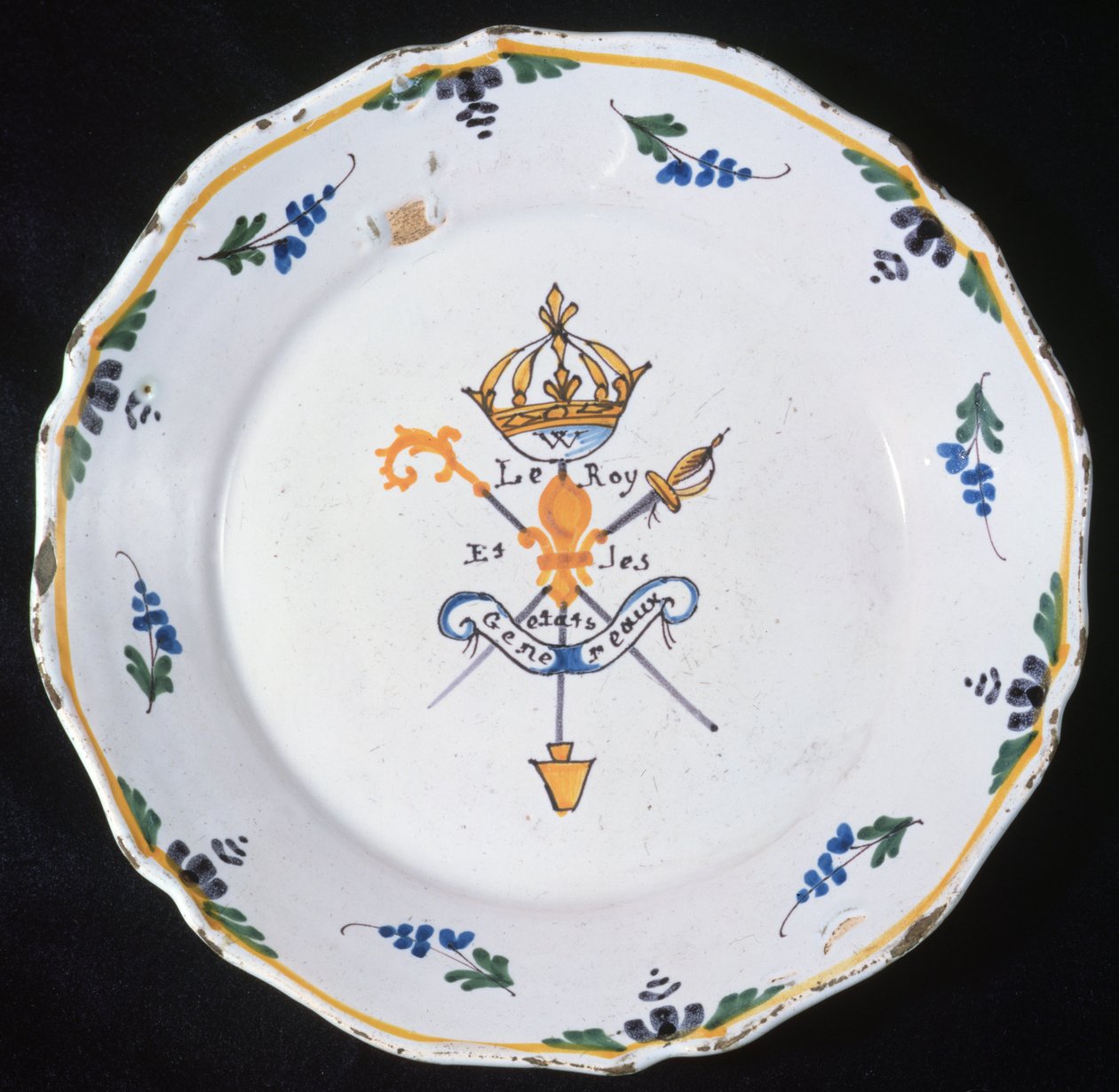 1789 (ಸೆರಾಮಿಕ್) ಟರ್ಕ್, ಮೂರು ಆದೇಶಗಳು ಮತ್ತು ರಾಜನ ಲಾಂಛನಗಳೊಂದಿಗೆ ಲೆ ರೋಯ್ ಎಟ್ ಲೆಸ್ ಎಟಾಟ್ಸ್ ಜೆನೆರಾಕ್ಸ್ ಎಂಬ ಶಾಸನದೊಂದಿಗೆ ಪ್ಲೇಟ್ by French School