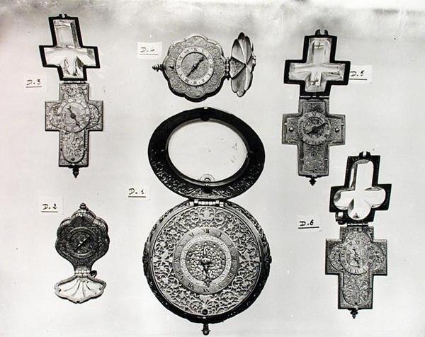 Altı açık saat (metal) by French School