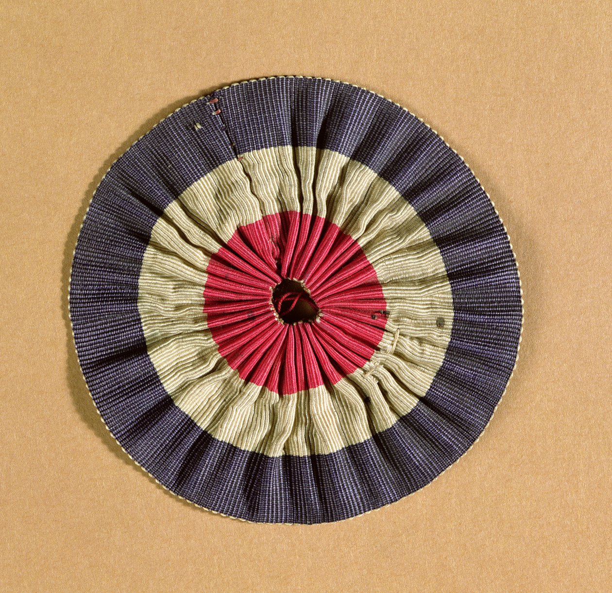 Üç renkli rozet (tekstil) by French School