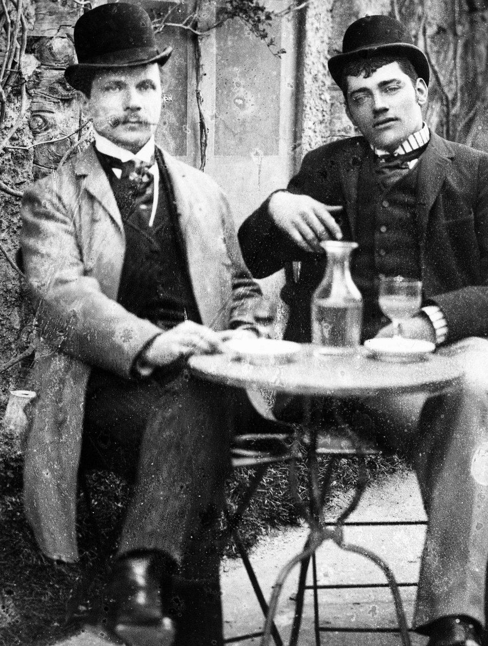Bir şato (Ducos) ve bir kafenin terasında oturan ve absinthe içen arabacısı - fotoğraf, 1890 dolayları by French Photographer