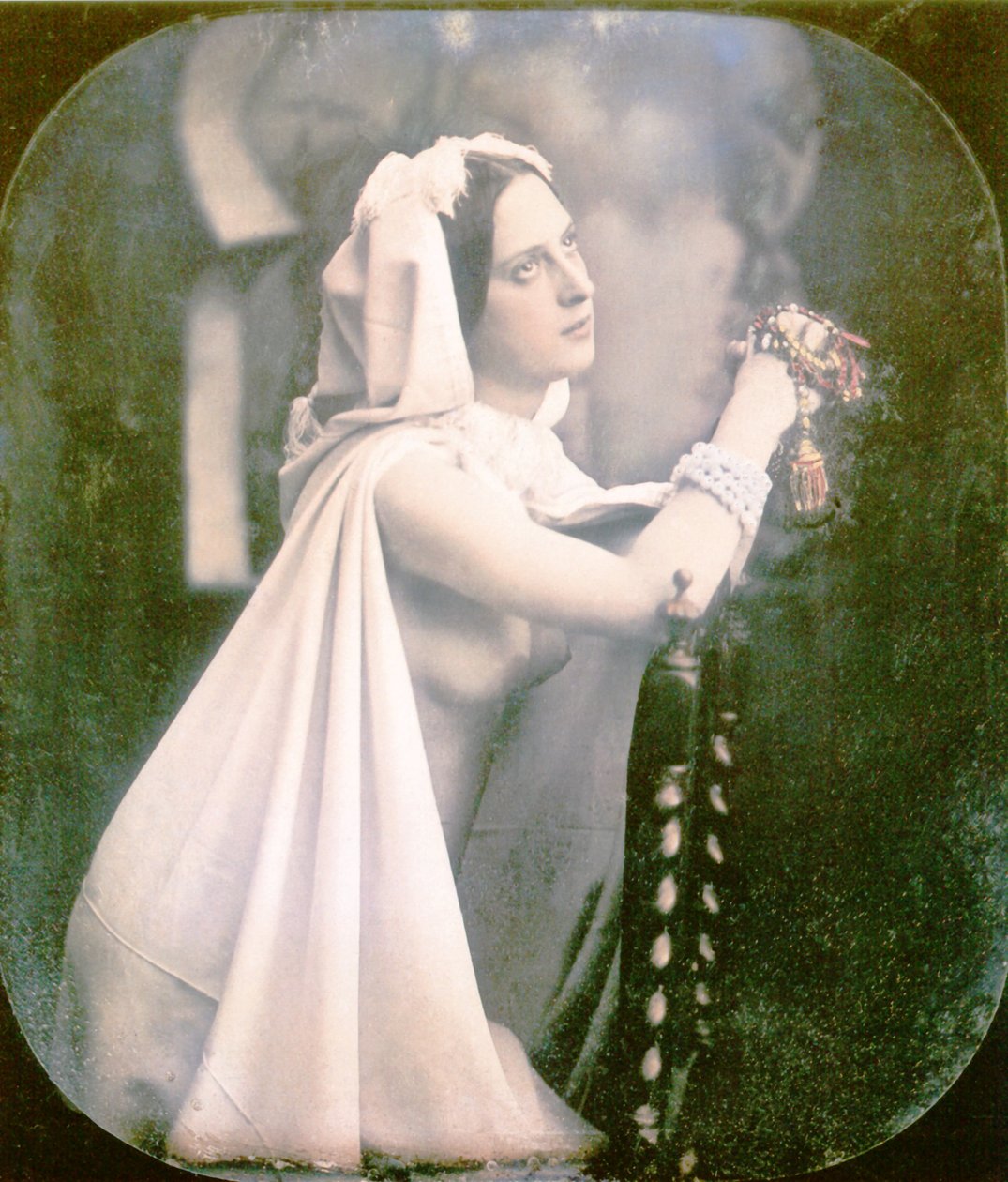 Bir sandalyede diz çökmüş dua eden bir kadın, 1850 (el ile renklendirilmiş stereoskopik dagerreyotipi) by French Photographer