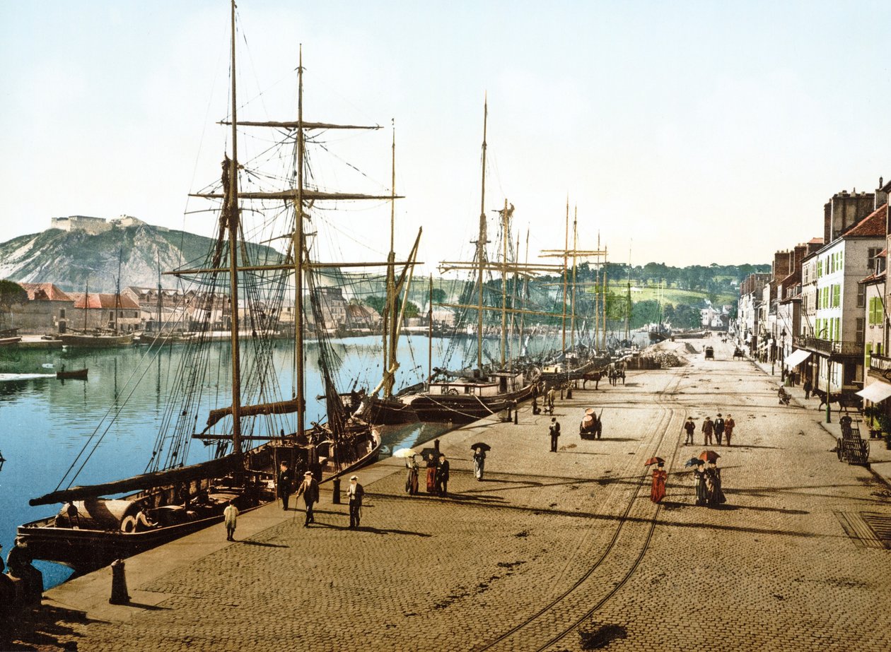 Arka planda eski kale ile Cherbourg