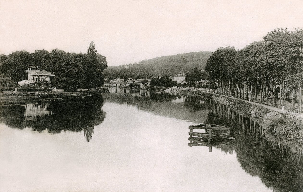Bougival (Yvelines - 78 - Ile de France): 20. yüzyılın başında yaya köprüsünden görülen Seine kıyıları (s/b fotoğraf) by French Photographer