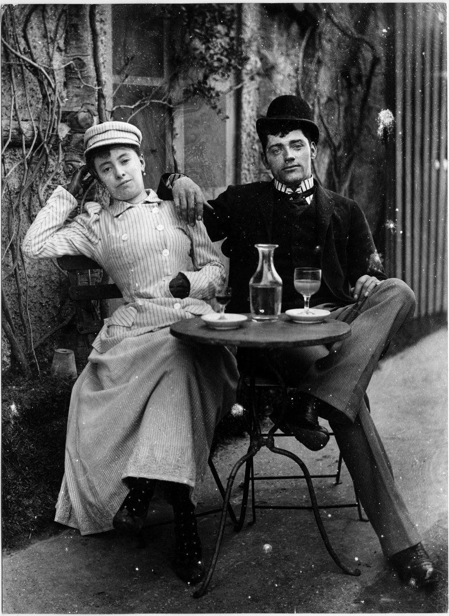 Bir kafenin terasında absinthe içen bir çift - fotoğraf, 1890 dolaylarında by French Photographer