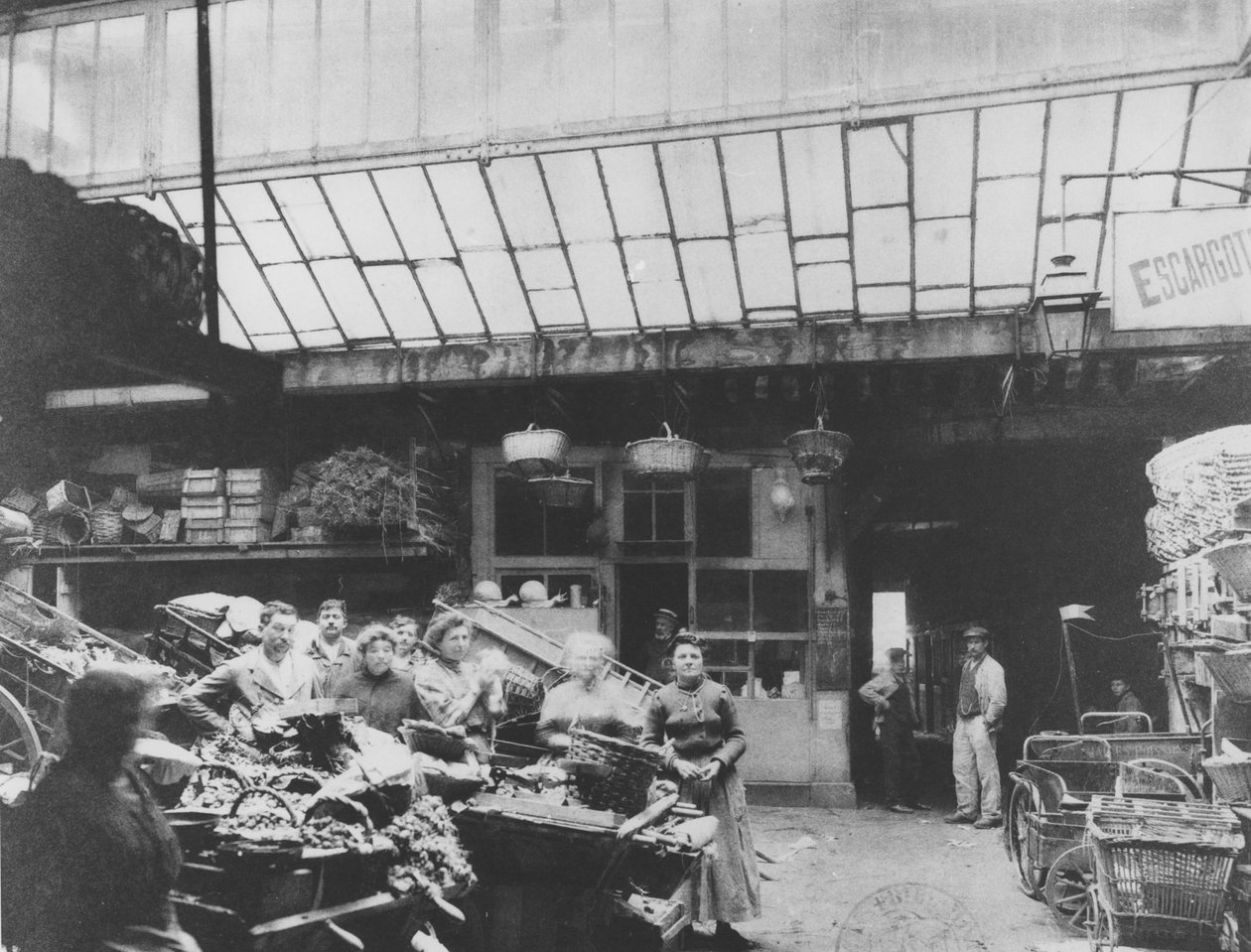 Cour du Heaume, rue Pirouette, Les Halles, Paris, 1910 by French Photographer