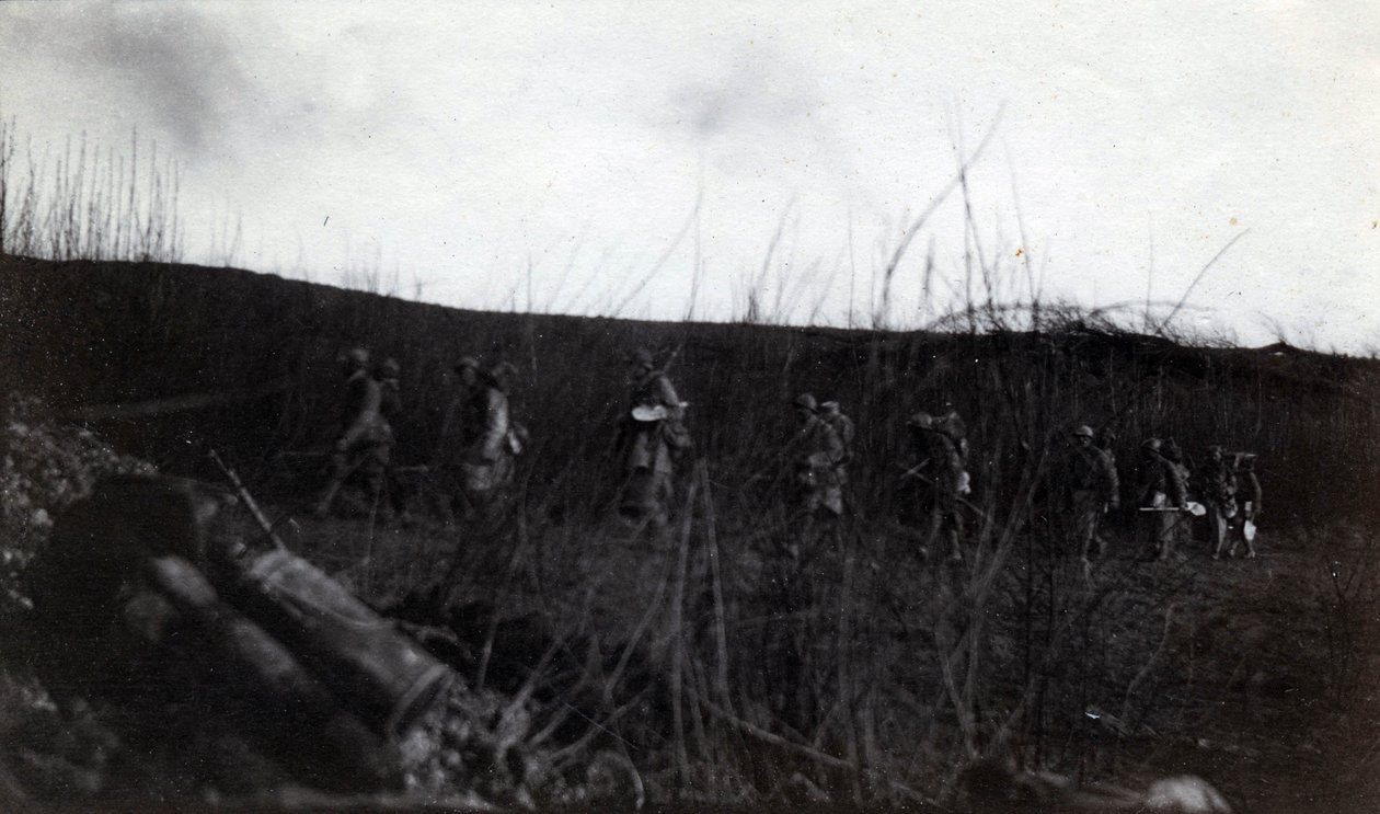 Birinci Dünya Savaşı (1914-1918): Rocour (Saint Quentin) (Aisne) üzerine yürüyen bir grup asker by French Photographer
